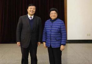 2012年2月16日，全国人大常委会原副委员长顾秀莲与时任金沙js董事长、总经理周素明合影。