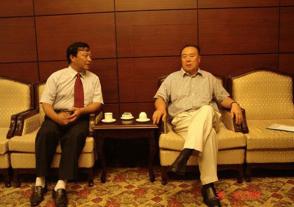 2006年8月30日，出席中华缘文化论坛的全国政协副主席白立忱与时任金沙js董事长、总经理周素明亲切交谈。